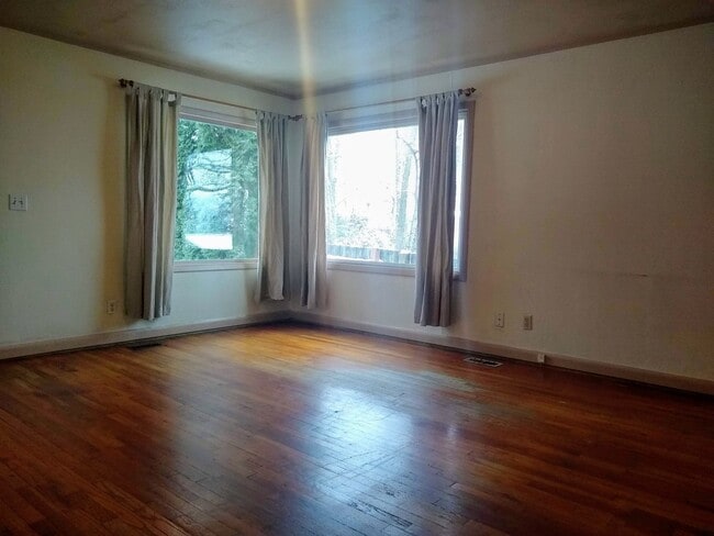 Building Photo - Application Pending - 2 Bedroom, 1 Level Home for Rent in White Salmon