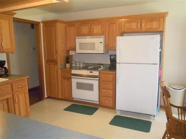 Building Photo - 2000+ sq ft, 3-4 bed, 2 bath, 2 car garage...