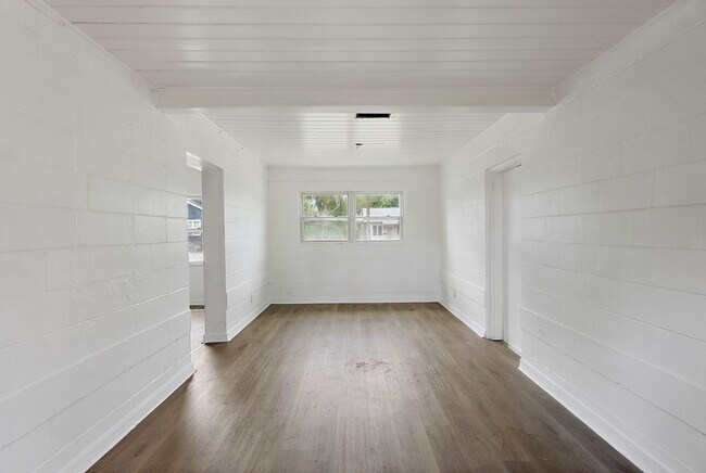 Building Photo - 623 37th Ave S