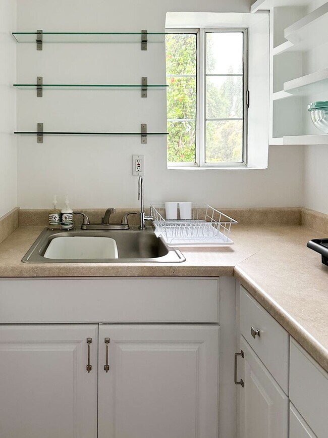 Building Photo - Unbelievable Furnished Studio Lease in WeH...