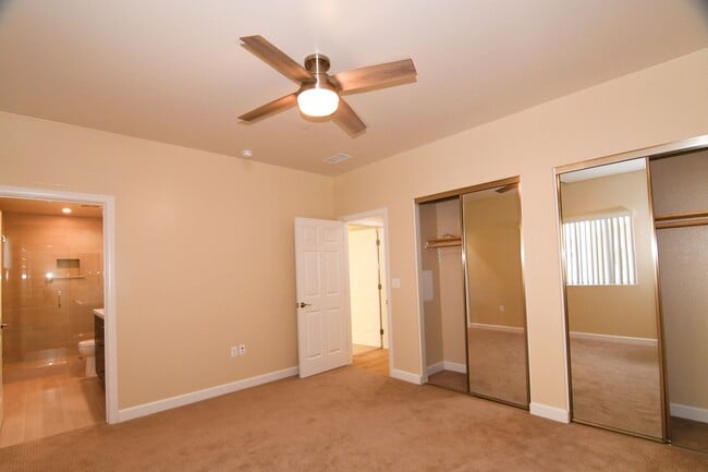 Building Photo - 571 Moss St
