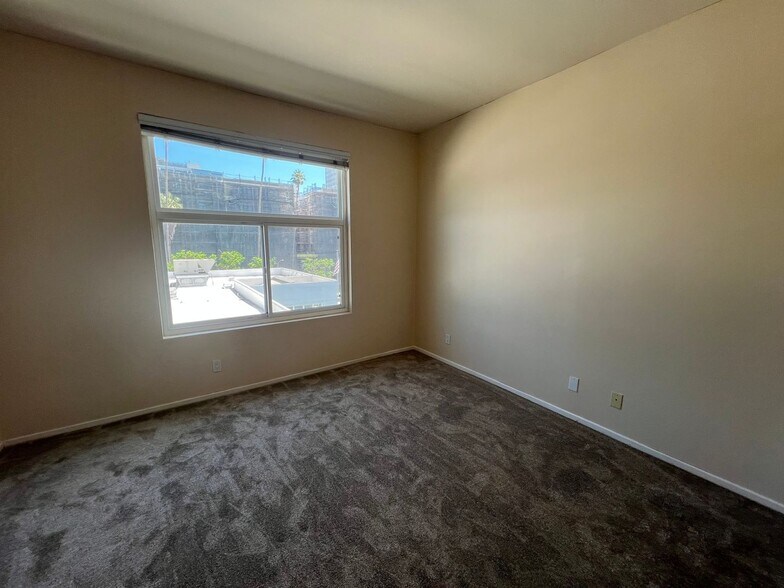 Building Photo - 620 S Gramercy Pl