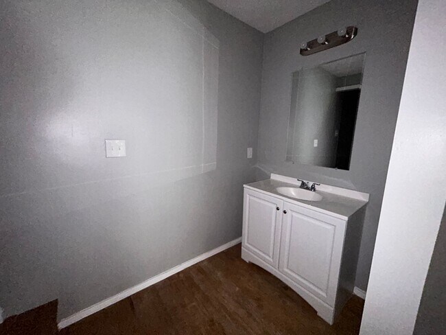 Building Photo - 2920 Lone Oak Rd