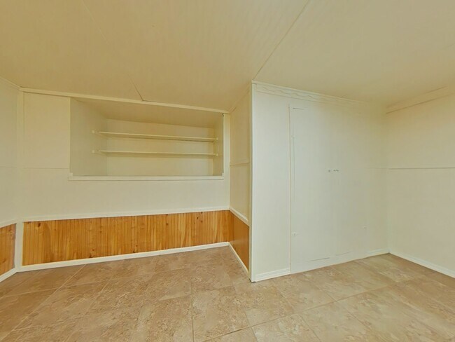 Building Photo - 3 Bedroom 4-Plex ~ Close to Campus