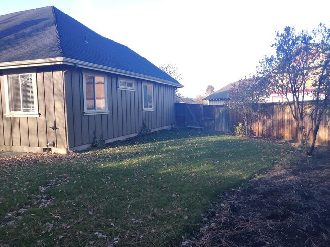 Building Photo - Stunning 4x2 with all bedrooms on the main...
