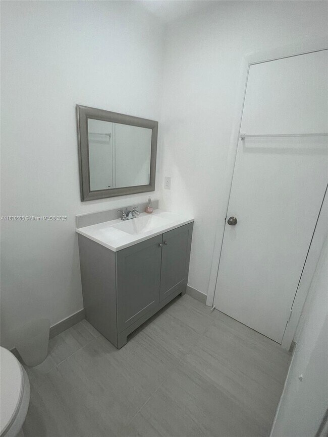 Building Photo - 5111 W Oakland Park Blvd
