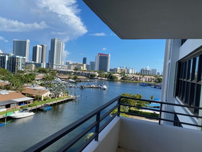 Building Photo - 2500 Parkview Dr