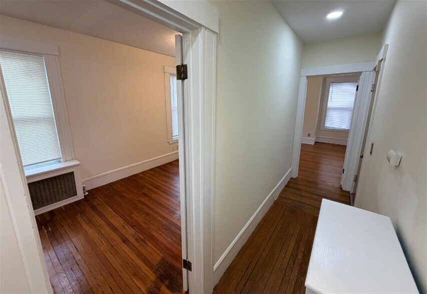 Building Photo - 158 Holland St