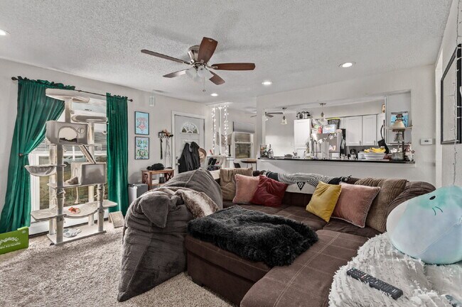 Building Photo - Lovely Three bed / Two bath for rent
