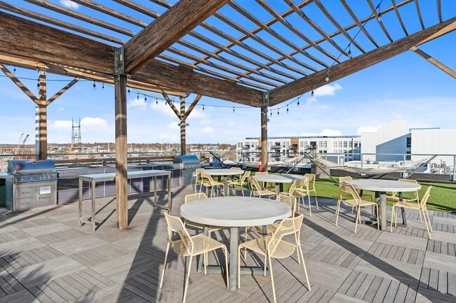 Building Photo - 19 Day St