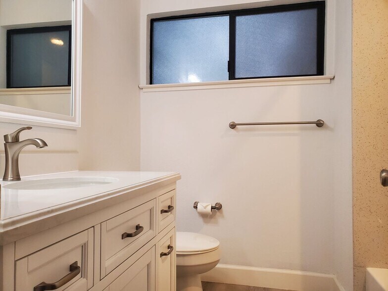 Building Photo - 1001 Villa Maria Ct