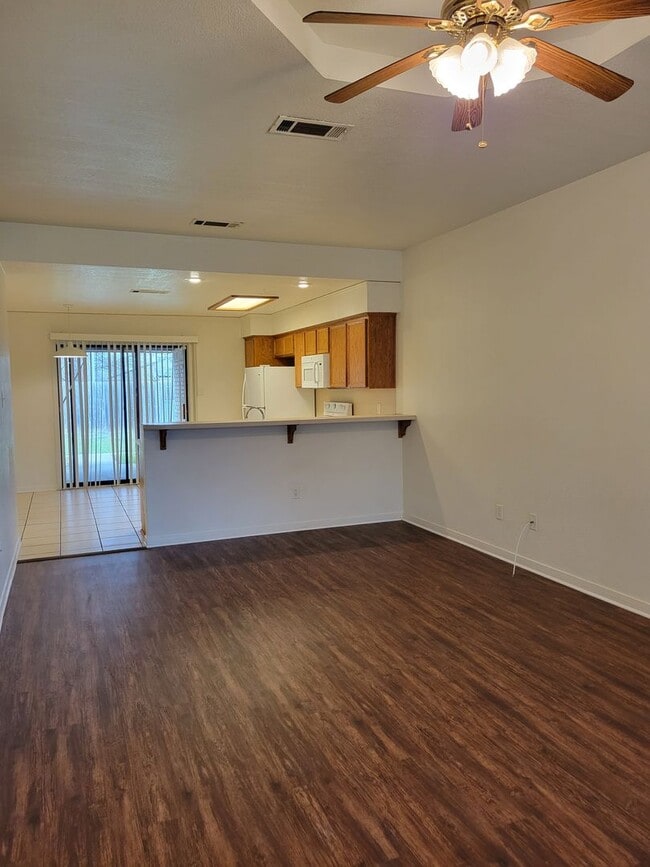 Building Photo - HUGE 2 BEDROOM DUPLEX IN HARKER HEIGHTS!