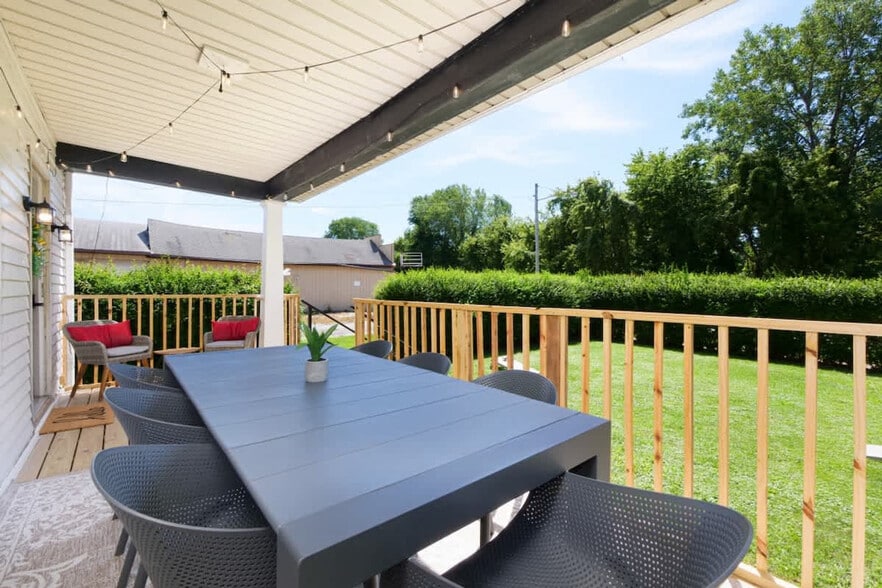 Building Photo - 729 E State St