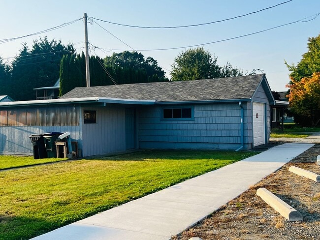 Building Photo - 3 bedroom, 1 bath home Sedro-Woolley
