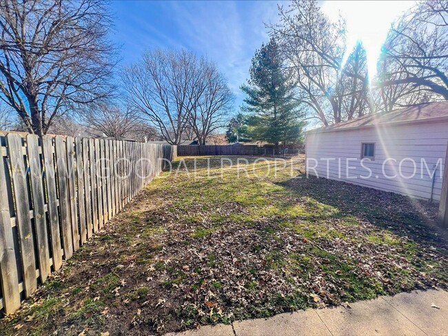 Building Photo - 3 Bedroom 1 Bath Duplex in Clive fenced ba...