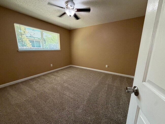 Building Photo - Updated 2 bedroom duplex near hospital