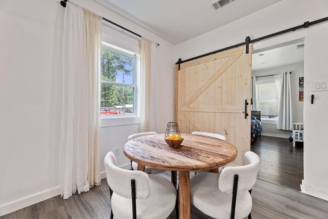 Building Photo - 1010 Long St