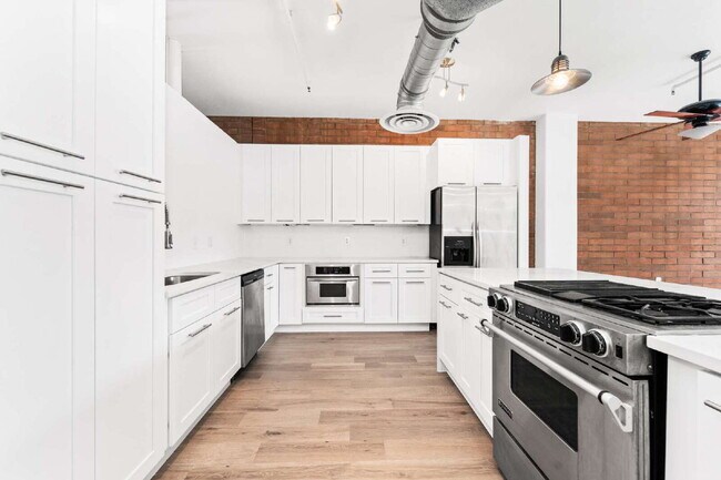 Building Photo - $2,095.00 - 1 Bed 1 Bath Condo with Centra...