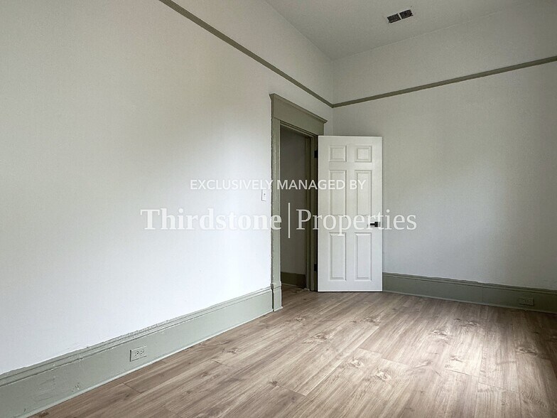 Building Photo - 210 E 9th St