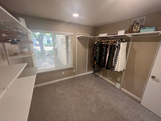 Building Photo - 3 Bed / 2.5 Bath | College Greens Townhome