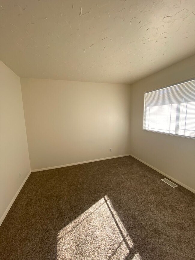 Building Photo - SINGLE FAMILY HOME ON HILLCREST (APP#72)