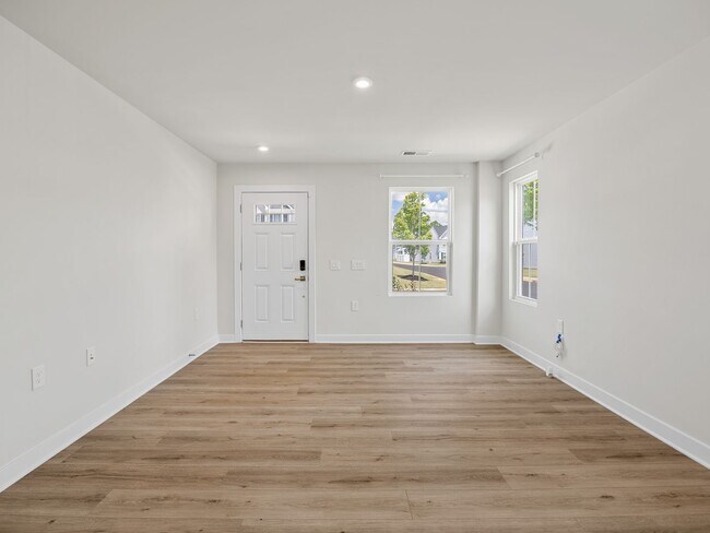 Building Photo - Beautiful 3 BR, 2.5 BA Townhome Located in...