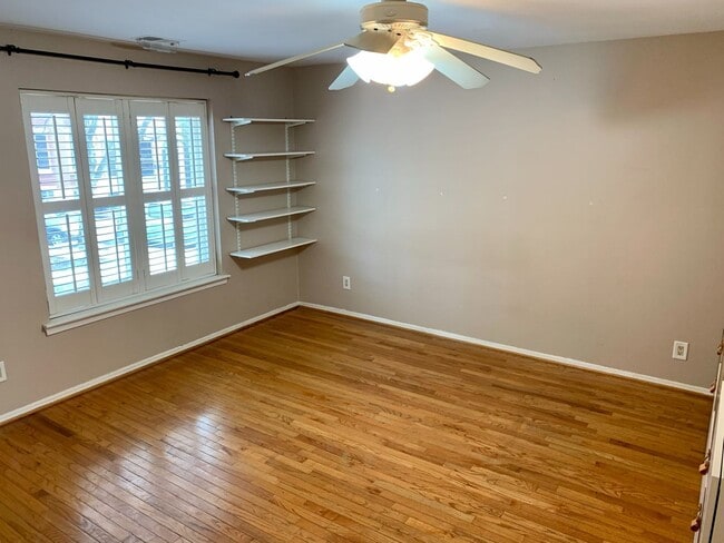 Building Photo - Gorgeous 2-Bedroom Townhome Near the Art Museum! One-Car Garage Included!