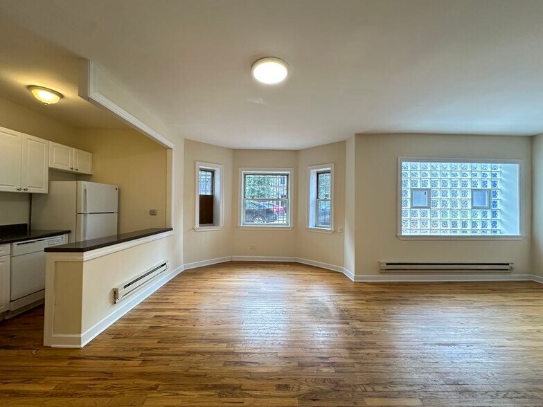 Building Photo - 553 W Aldine Ave