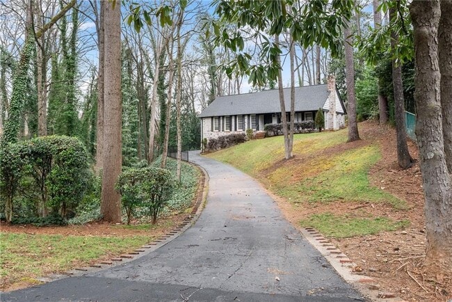 Building Photo - 4540 Club Valley Dr NE