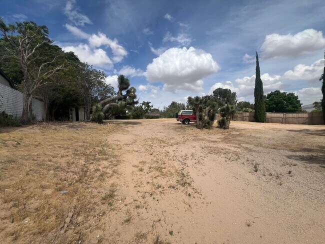 Building Photo - Scenic Hillside Living – Spacious 3 Bed, 2 Bath with Sweeping Views
