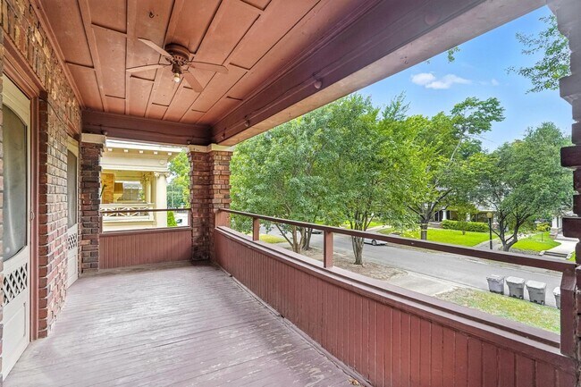 Building Photo - Beautiful 3-Bedroom Triplex in the Munger ...