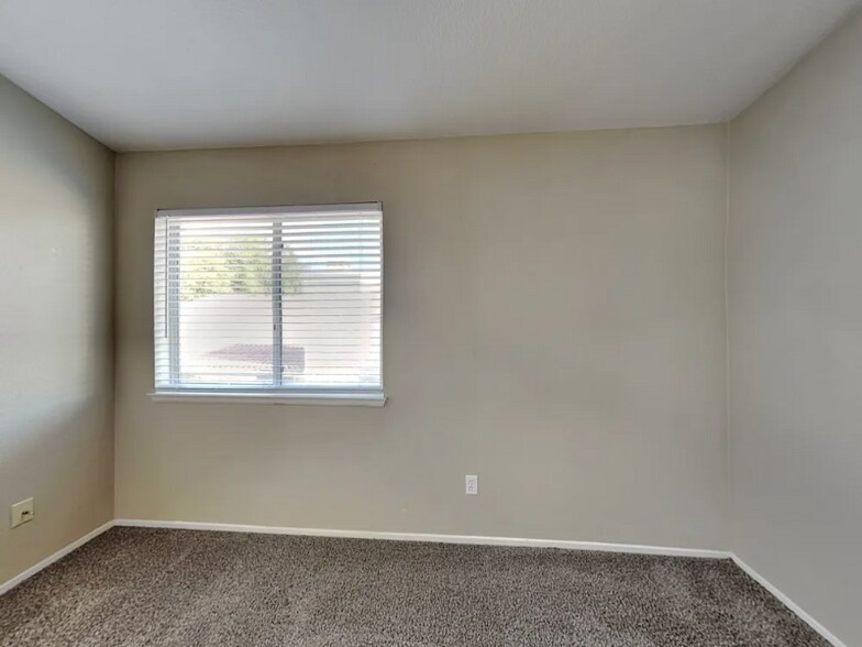 Building Photo - 24805 Half Dome Ct