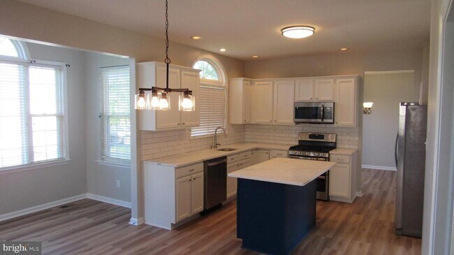 Building Photo - 1045 Fallbrook Ln
