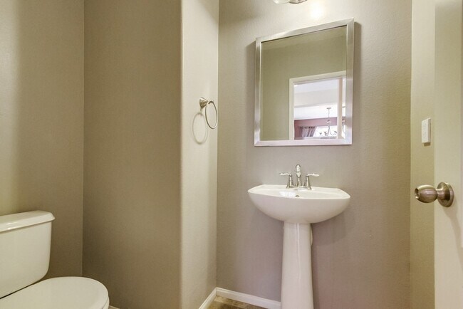 Building Photo - Beautiful Sky Ranch home with Spectacular Views!