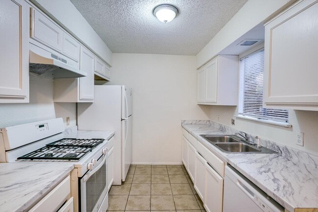 Building Photo - 10310 Little Pebble Dr