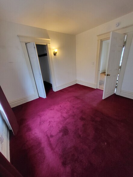 BR1 facing south, large closet - 429 W Cedar St