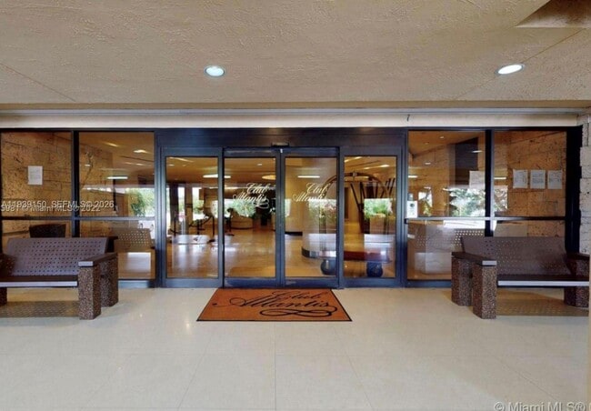 Building Photo - 2555 Collins Ave