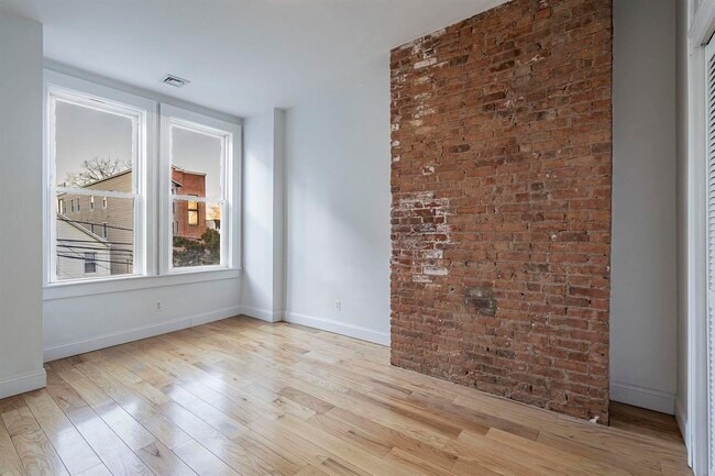 Building Photo - 114A Cottage St