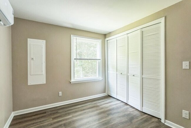 Building Photo - 47481 Southampton Dr