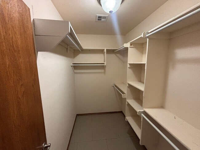 Building Photo - Wonderful Duplex in Yukon!