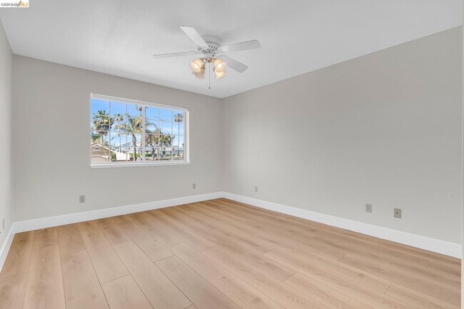 Building Photo - 5650 Edgeview Dr