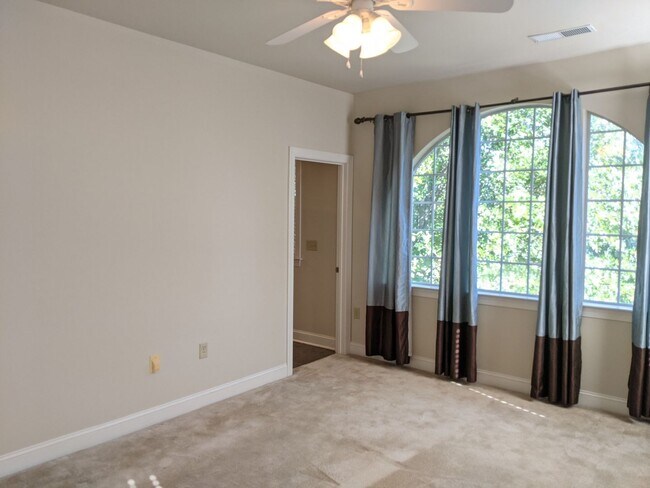 Building Photo - 3 Bedroom End Unit with Garage!