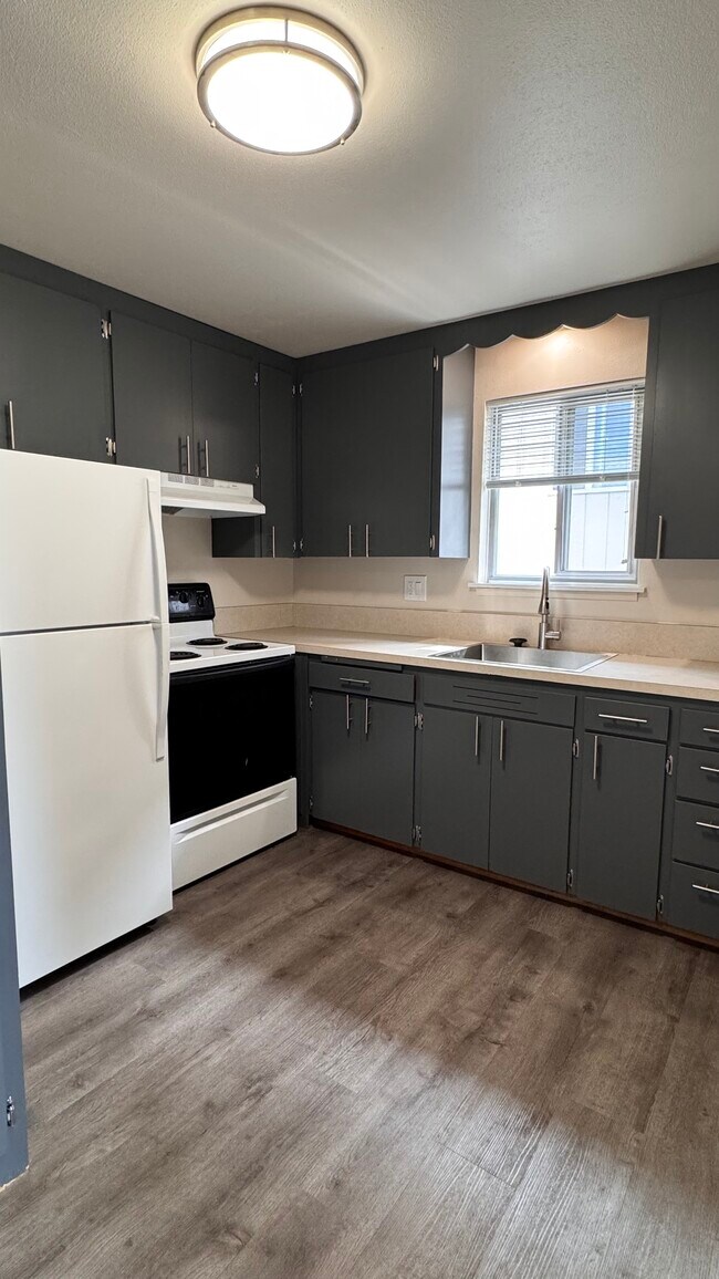 Building Photo - 2105 Colby Ave