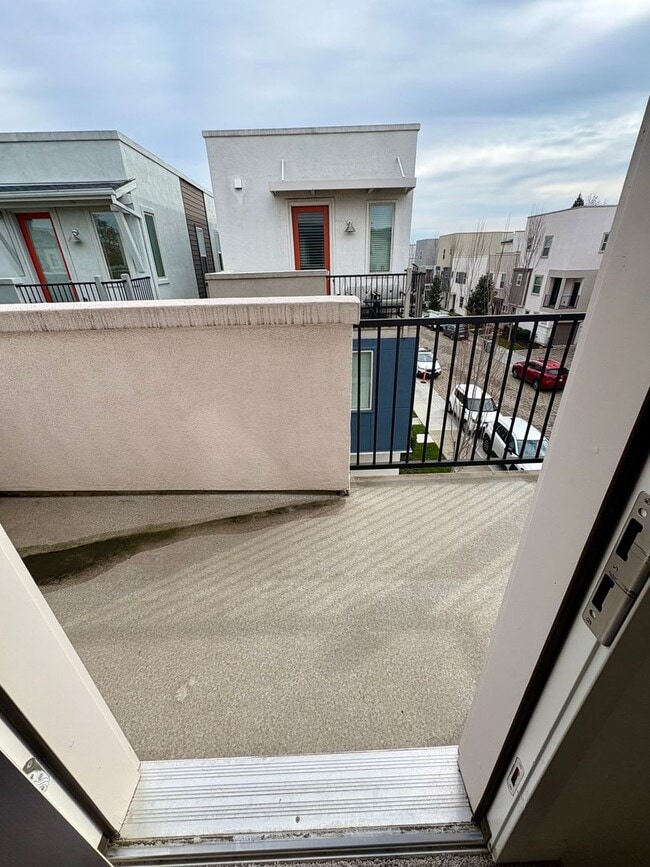 Building Photo - Vibrant 3 story 2bed/2.5bath home at the Mill at Broadway