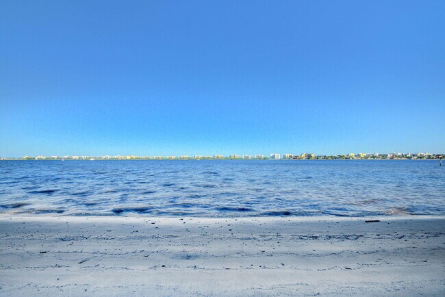 Building Photo - 1502 S Lakeside Dr