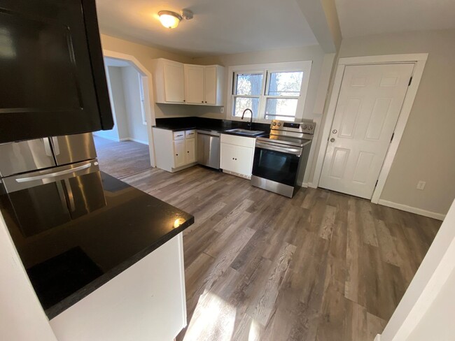 Building Photo - COLERAIN - Adorable 2+ bed 1 bath ranch on...
