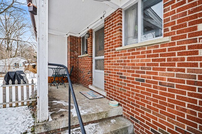 Building Photo - 924 Lutz Ave