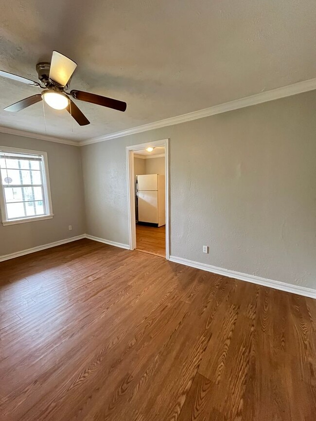 Building Photo - 2 Bed 1 Bath