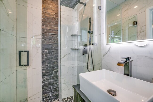 Building Photo - 834 SW 14th Ct