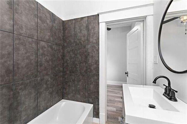 Building Photo - Charming 3 Bed, 3 Bath Bungalow in Independence!